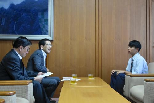 出場報告をする竹中隼人さん