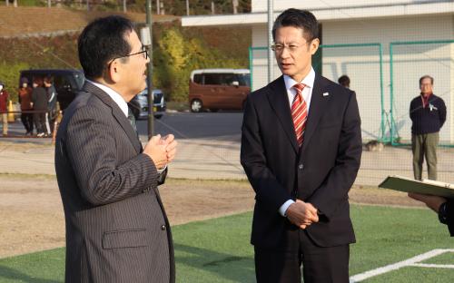 現地説明する寺尾町長