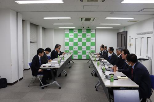 意見交換する様子