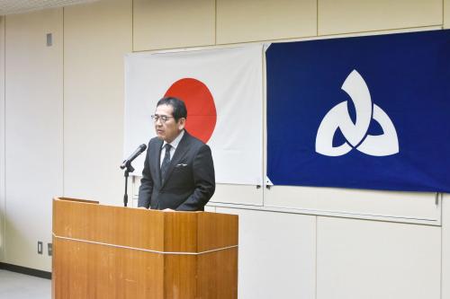 仕事納め式で挨拶する寺尾町長