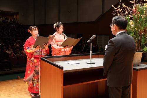 代表者から力強いメッセージを受ける寺尾町長