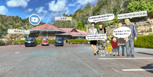管理棟前で椿町ファミリーがお待ちしています。