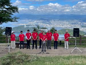 開会式であいさつをする寺尾町長