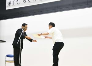 表彰状授与の様子①