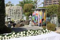 ①献花後の慰霊碑