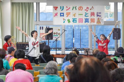 会場の皆さんと演奏する石田真知さん
