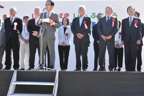 あいさつをする寺尾町長