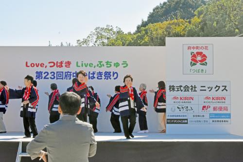 ステージを鑑賞する寺尾町長