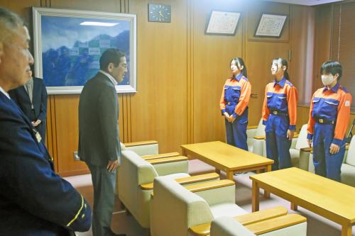 優勝報告をする府中町ＢＦＣの皆さん