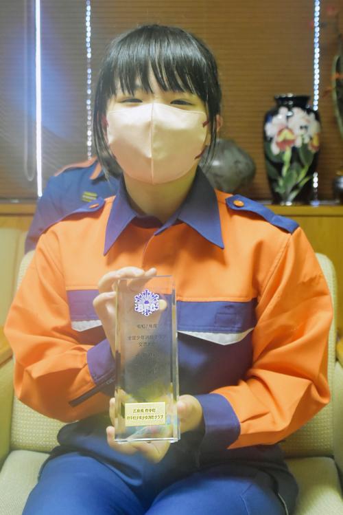 優勝トロフィーを見せていただきました