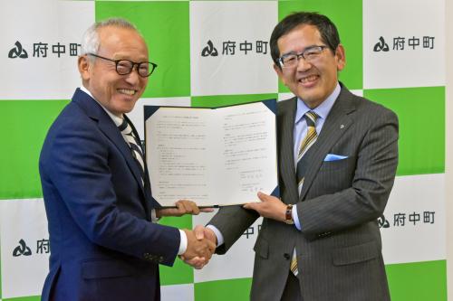 （左から）マイライフ株式会社 糸賀代表取締役、寺尾町長