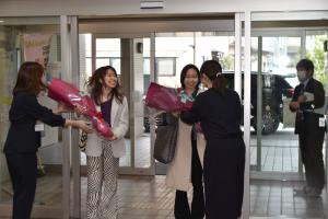 歓迎を受ける2人