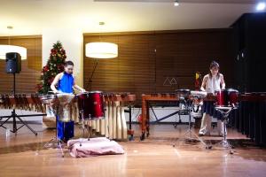 クリスマスツリーの前で演奏するお二人