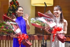 主催者から花束の贈呈を受けるお二人