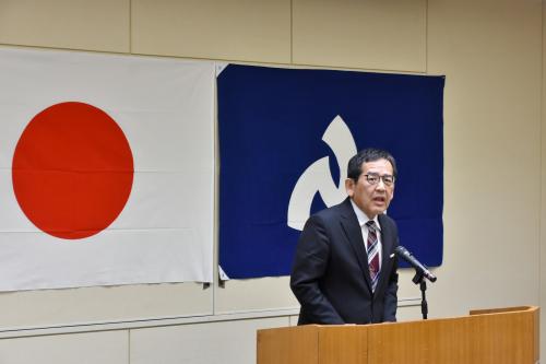 仕事納め式であいさつをする寺尾町長