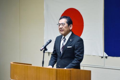 仕事始め式であいさつをする寺尾町長