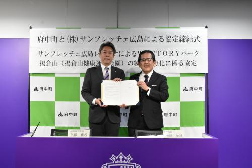 署名後の記念撮影