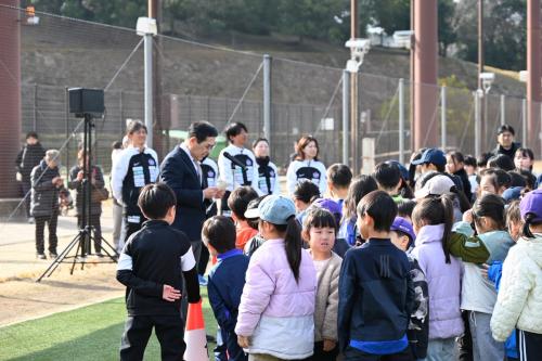 開会式であいさつをする寺尾町長