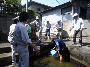 出合清水の清掃活動の写真