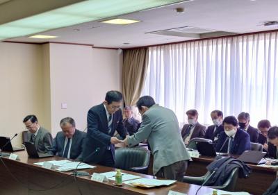審議会会長が町長へ答申書を手渡す画像です