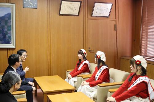 町長を表敬訪問されたつばき大使の皆さん
