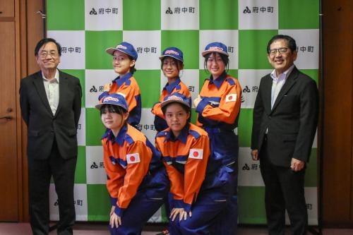 （左から）新田教育長、府中町ＢＦＣのみなさん、寺尾町長