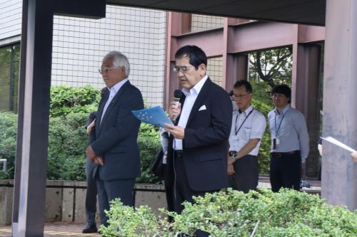 激励する町長