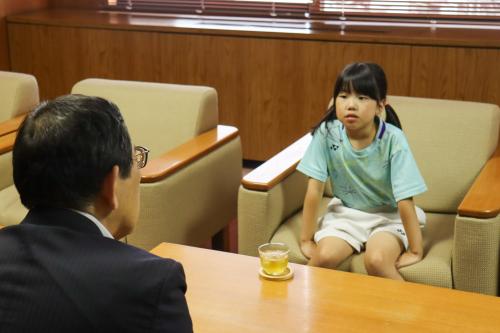 表敬訪問(町長とお話しする細川さん)