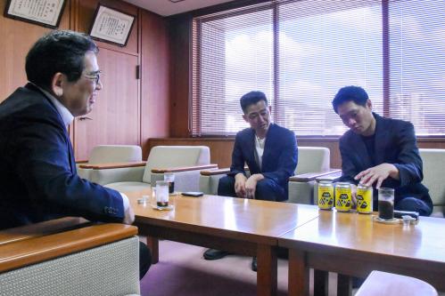 「HACHILEMO」を説明する合同会社beebのお二人