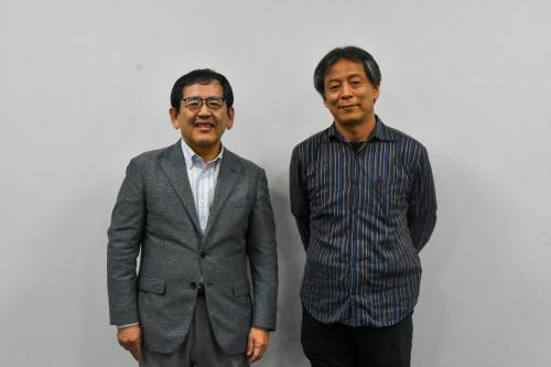 （左から）寺尾町長、出山 知樹さん