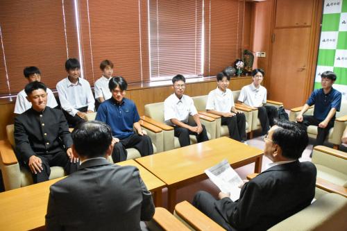 出場報告する選手の皆さん
