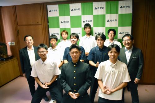 綱引ポーズで記念撮影