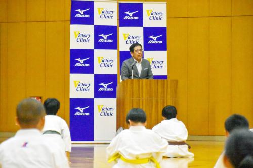 参加者の小学生に向けてあいさつする寺尾町長