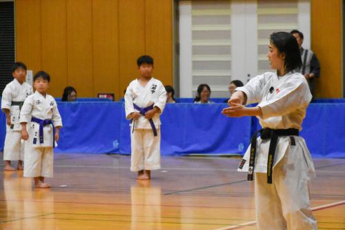 体の動かし方のコツを小学生に教える清水さん
