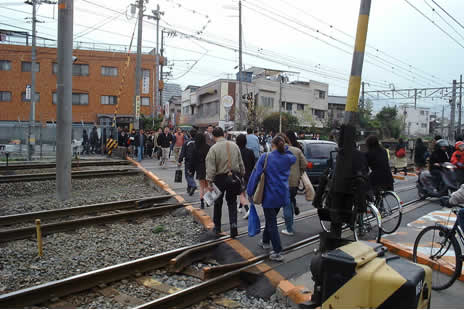 写真：JR山陽本線の向洋駅からすぐ広島駅側にある青崎第1０踏切を朝の通勤時間帯に西側から撮影