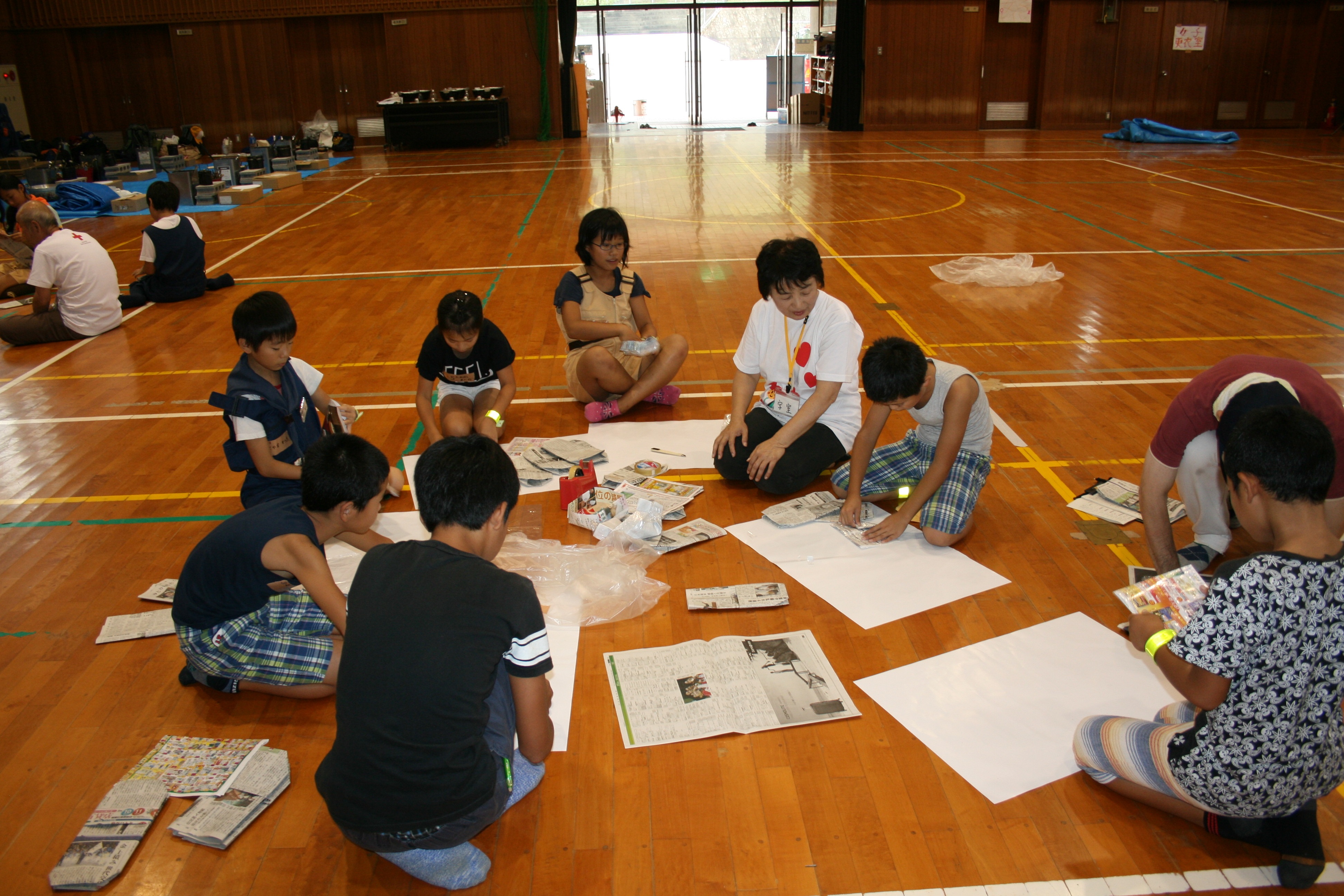 新聞紙でスリッパ・食器の作成