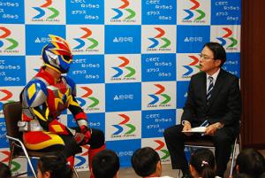 メイプルカイザーと対話する町長の写真