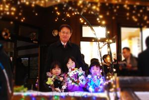 子どもたちと町長の写真