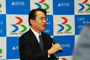 仕事納め式に職員に訓示する町長の写真1