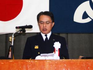 消防出初式で職員に訓示する町長の写真