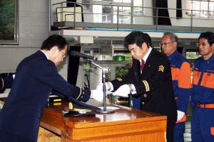 消防団員を表彰する町長の写真