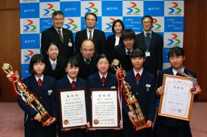 府中緑ケ丘中学校吹奏楽部のみなさんと脇坂さんの写真