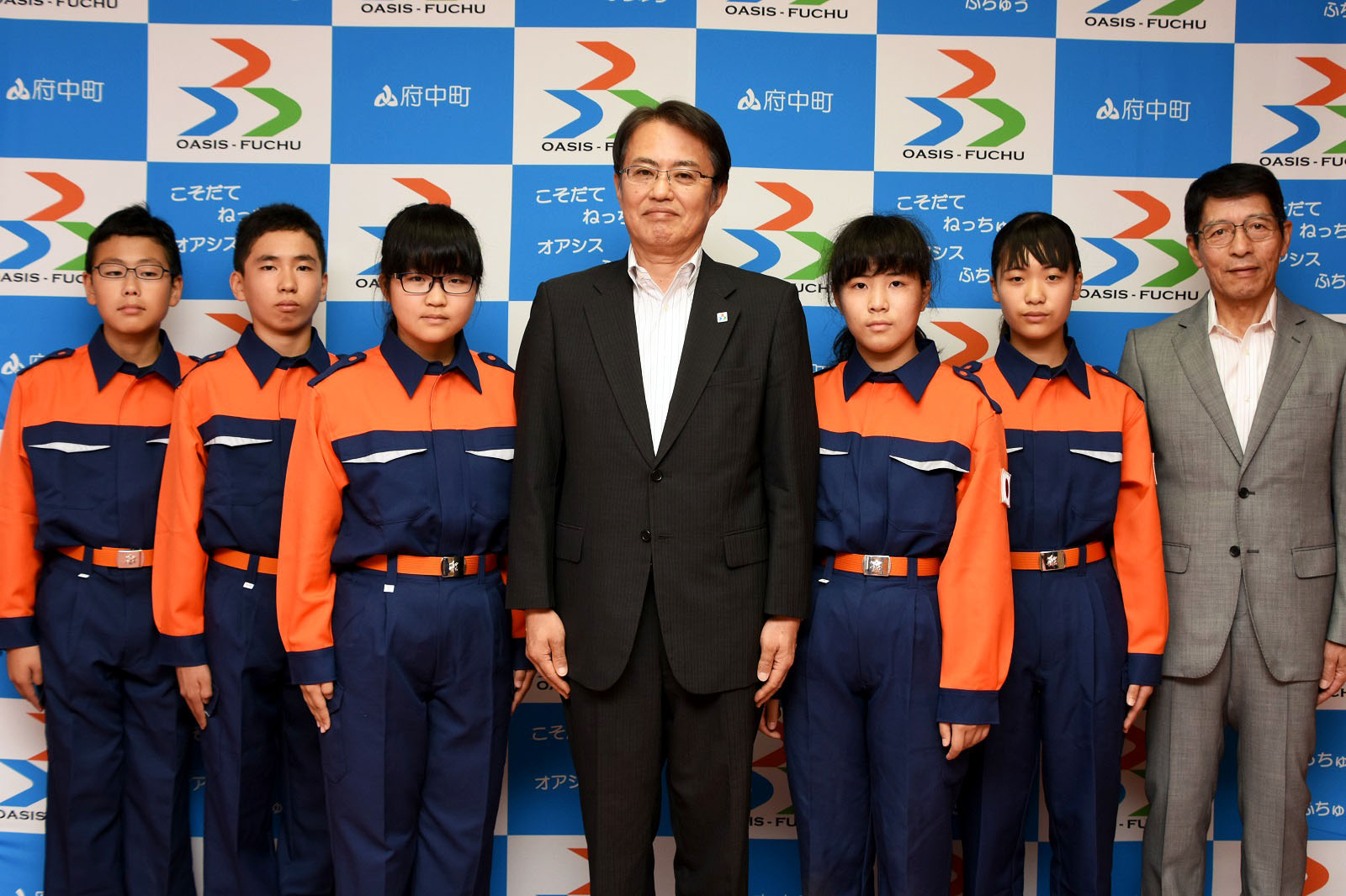 参加する少年少女消防クラブ員との集合写真