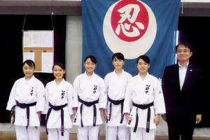 全国中学校空手道選手権大会に出場するみなさんとの集合写真