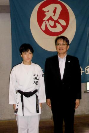 全国高等学校総合体育大会に出場する上木さんとの集合写真