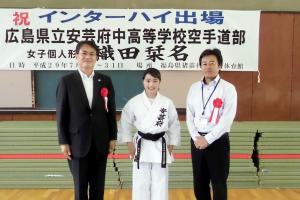 全国高等学校総合体育大会に参加する織田さんとの集合写真