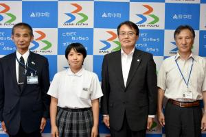 全国中学校剣道大会に出場する吉川さんとの集合写真