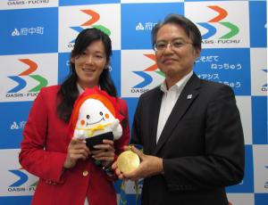 金藤選手と佐藤町長の集合写真