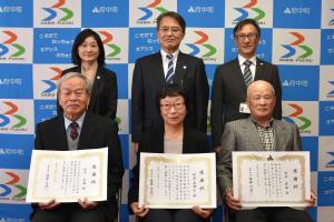 表彰状贈呈式記念写真　被表彰者と町長、副町長、教育長