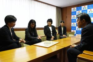 町長に表彰式の様子を報告する校長